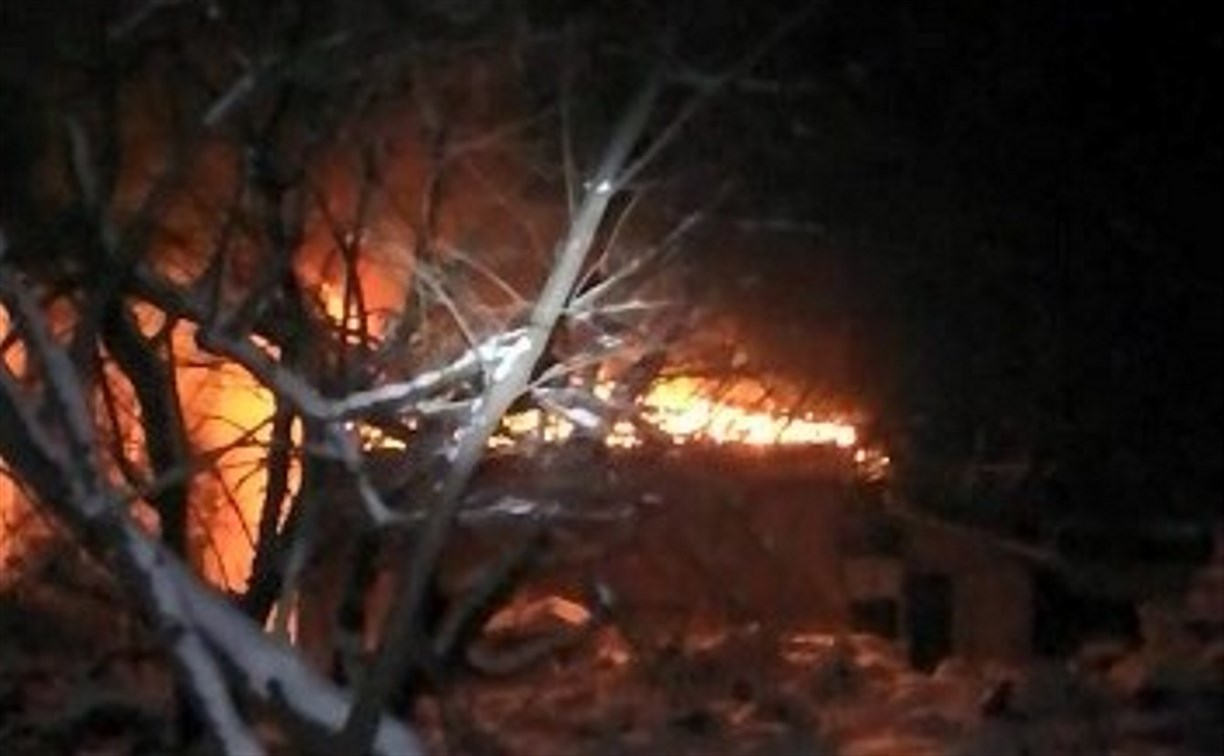 Около сорока человек эвакуировались из горящей старой школы в Южно-Сахалинске