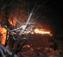 Около сорока человек эвакуировались из горящей старой школы в Южно-Сахалинске