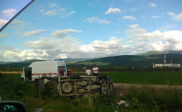 В кювете оказались оба автомобиля после столкновения в пригороде Южно-Сахалинске