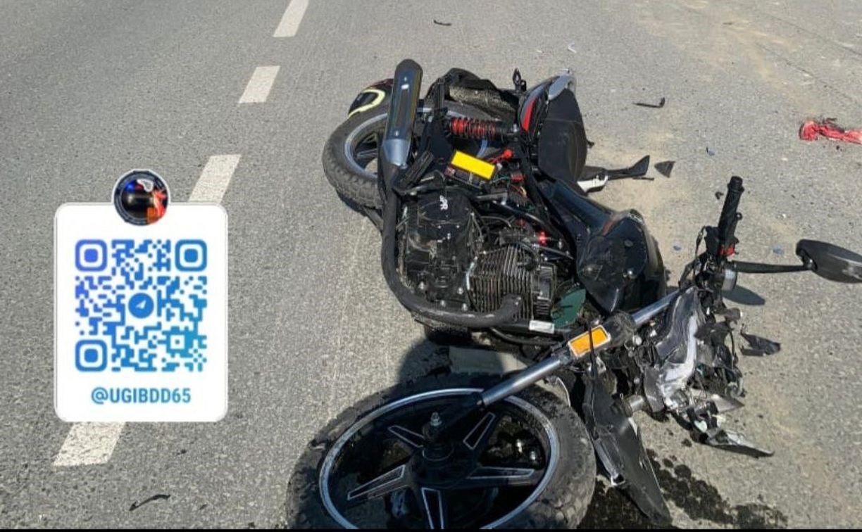 В Южно-Сахалинске двое молодых людей на мотоцикле попали в серьёзное ДТП