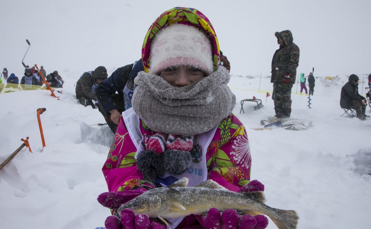 На «Сахалинский лёд 2018» собрались сотни любителей рыбалки