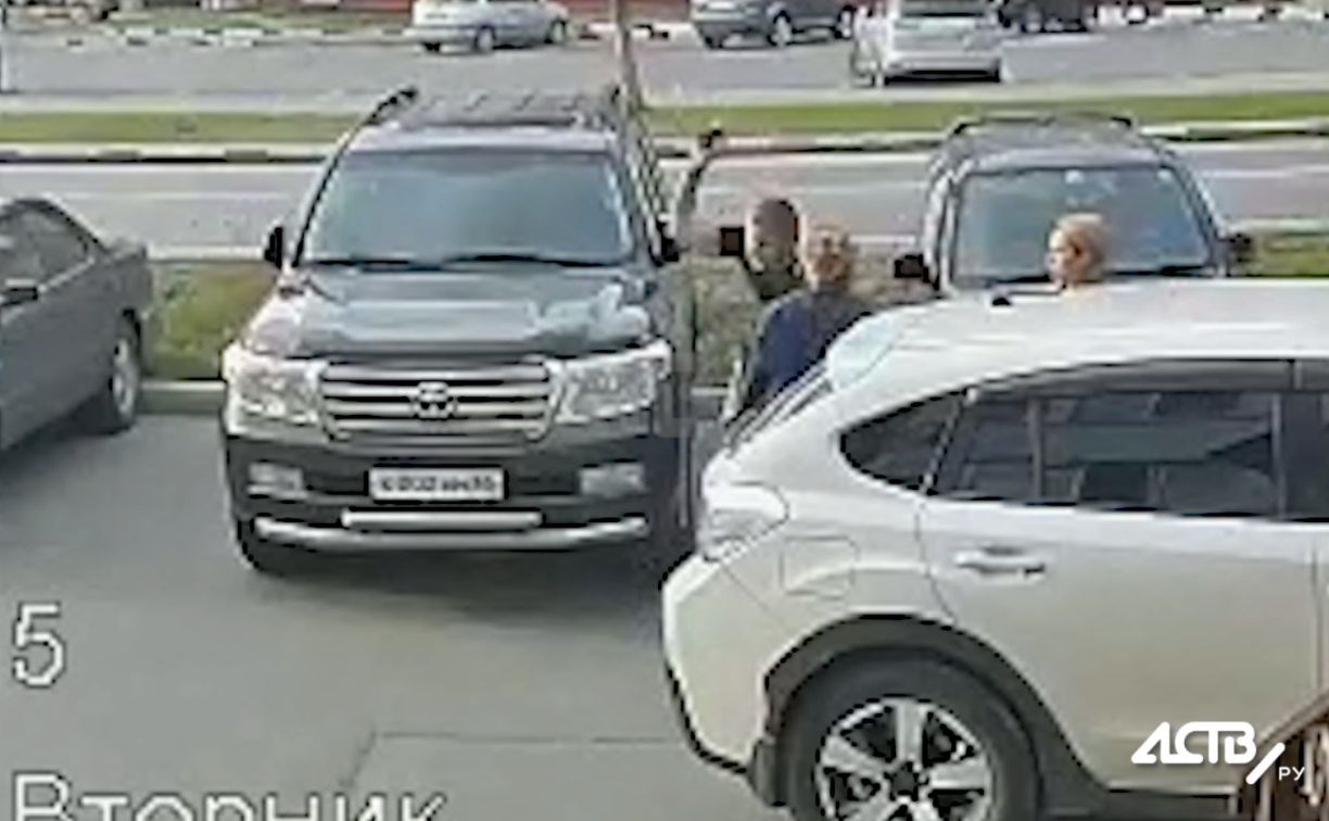 Сахалинец-субарист разбил об асфальт "айфон" женщины, снявшей его автомобиль
