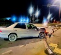 Мужчина на Toyota Vista снес дорожное ограждение в Южно-Сахалинске