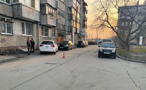 Велосипед без тормозов: во дворе Южно-Сахалинска 8-летний мальчик врезался в машину