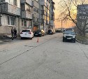 Велосипед без тормозов: во дворе Южно-Сахалинска 8-летний мальчик врезался в машину