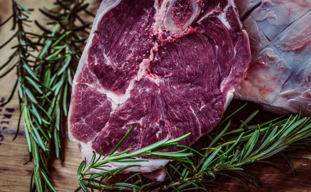 Восемь килограммов сырого мяса обнаружили в багаже туриста на Сахалине