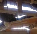 "Выбило стекла, в крыше дыра": глыба льда с крыши в Ново-Александровске уничтожила балкон в многоэтажке 