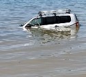 Автомобиль Toyota Probox утонул в море на Сахалине