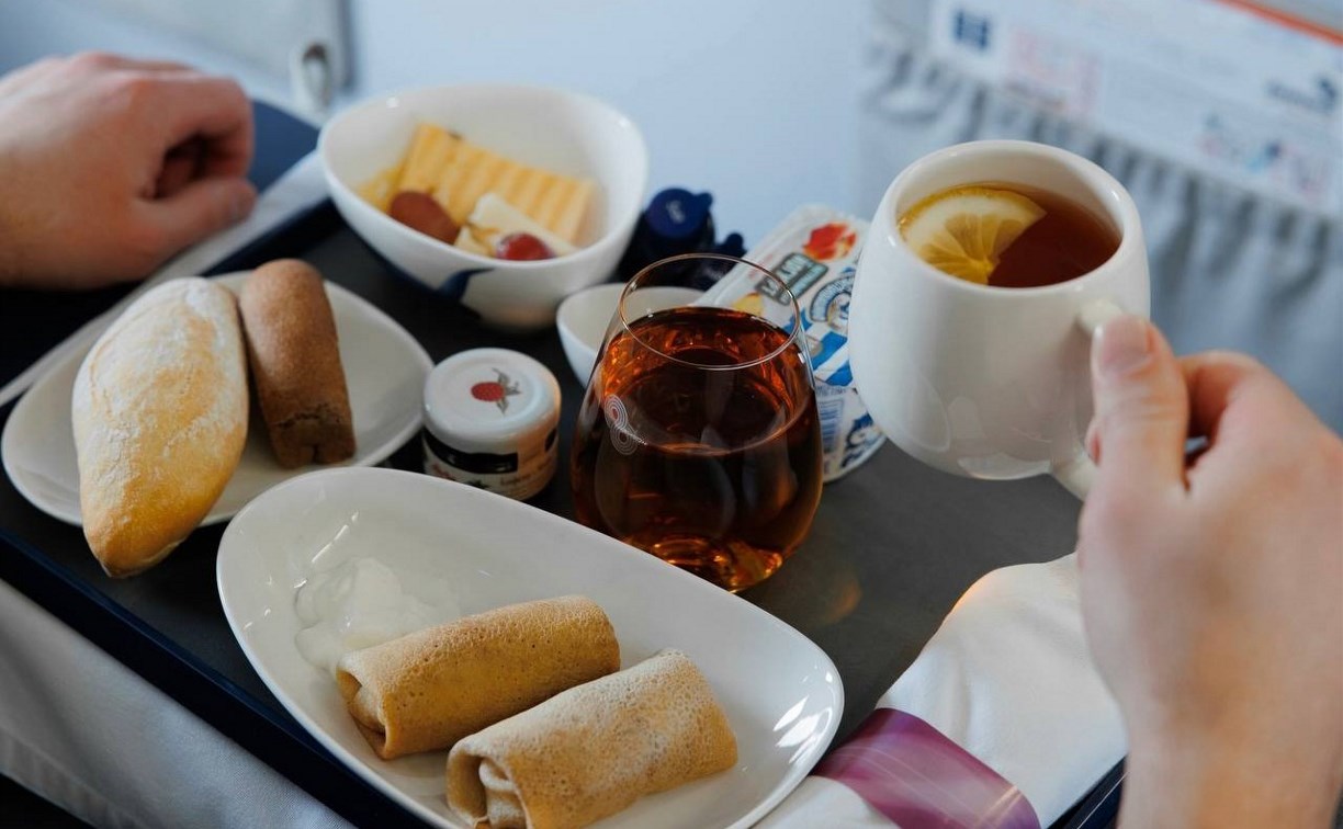 Авиакомпания "Аврора" к Масленице разработала специальное меню для бизнес-класса