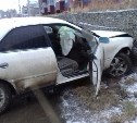 Недалеко от здания полиции в Холмске Toyota Mark II врезалась в ограждение