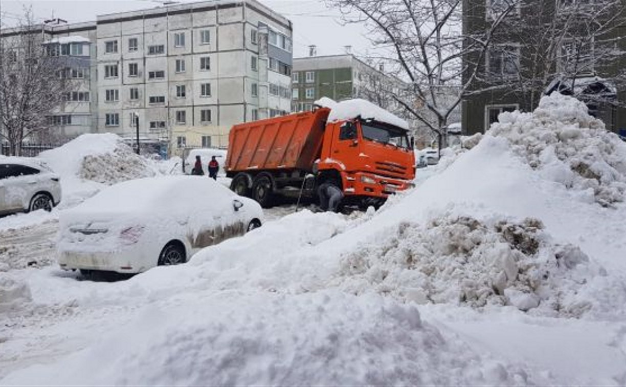 В одном из дворов Южно-Сахалинска в яму провалился КамАЗ