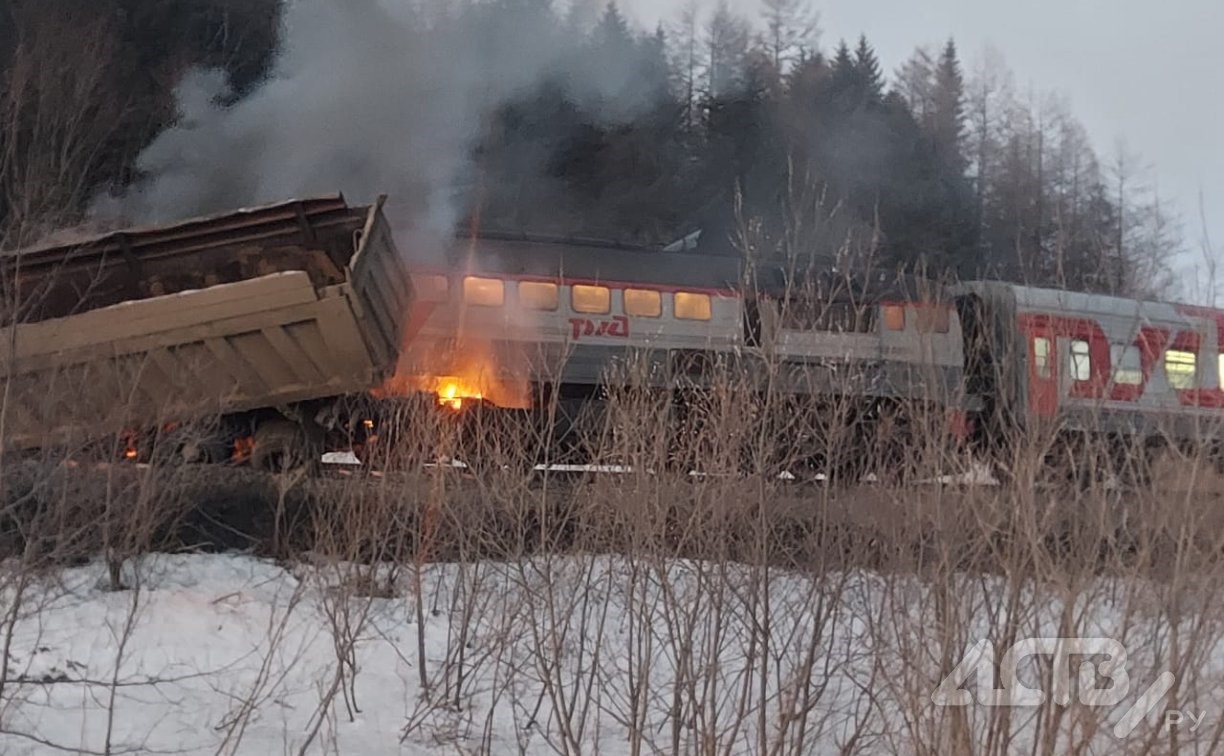 В полиции рассказали подробности столкновения грузовика и пассажирского поезда на Сахалине