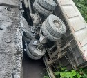 Два большегруза перевернулись на мосту через реку Игривую в Корсаковском районе