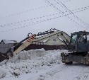 В Южно-Сахалинске начали расчищать водопропускные канавы от снега