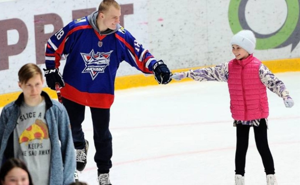 Сахалинцев приглашают провести время на льду в компании профессиональных спортсменов