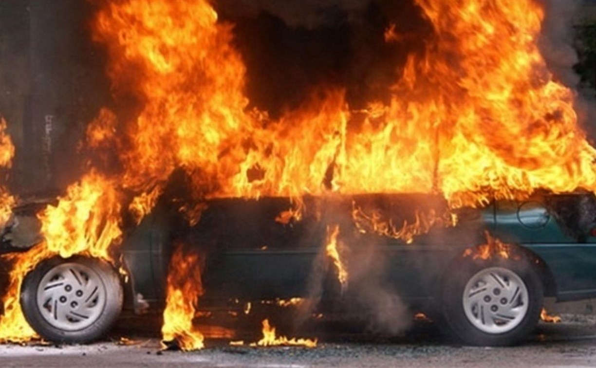 Ночью в Южно-Сахалинске загорелся автомобиль 