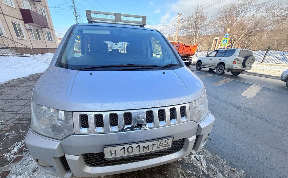 "Сломали решётку": неизвестные повредили "Делику" в Южно-Сахалинске и скрылись