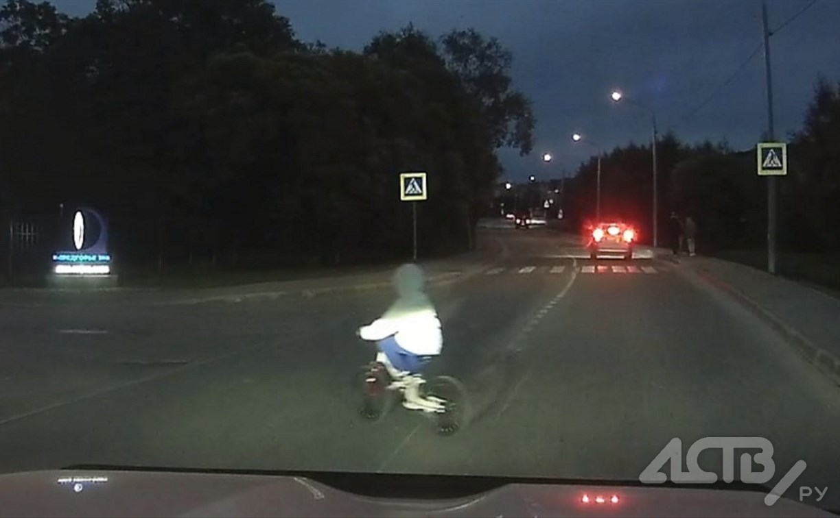 Ребёнок на велосипеде выехал под колёса авто в Южно-Сахалинске Ребёнок на велосипеде выехал под колёса авто в Южно-Сахалинске