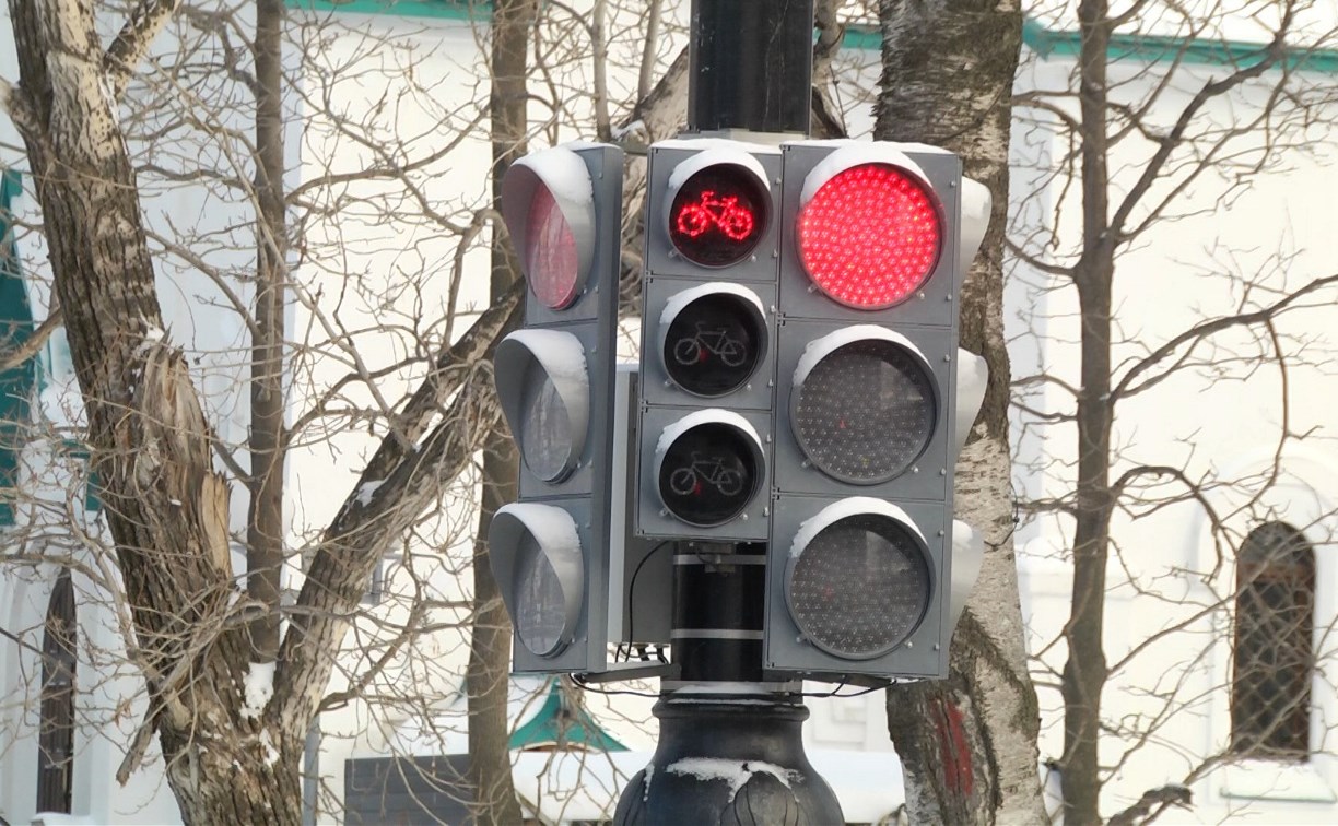 Светофор на перекрестке Компроспект-Комсомольская в Южно-Сахалинске дополнят секциями