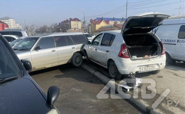 "Стало плохо за рулем": появилось видео с моментом массового ДТП у "Янтаря" в Южно-Сахалинске
