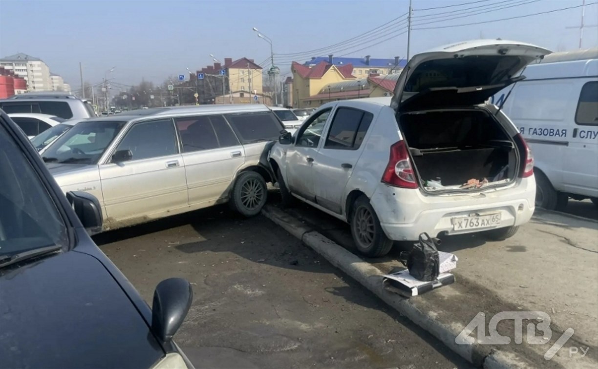 "Стало плохо за рулем": появилось видео с моментом массового ДТП у "Янтаря" в Южно-Сахалинске