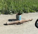 Открытый люк в Южно-Сахалинске прикрыли бревном и пометили ведром