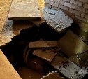 Отсыпали дамбу, обустроят сток: в Ногликах спасают три подтопленных дома