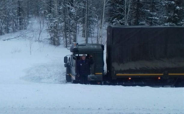 КамАЗ УИН "утонул" в снегу в Смирныховском районе