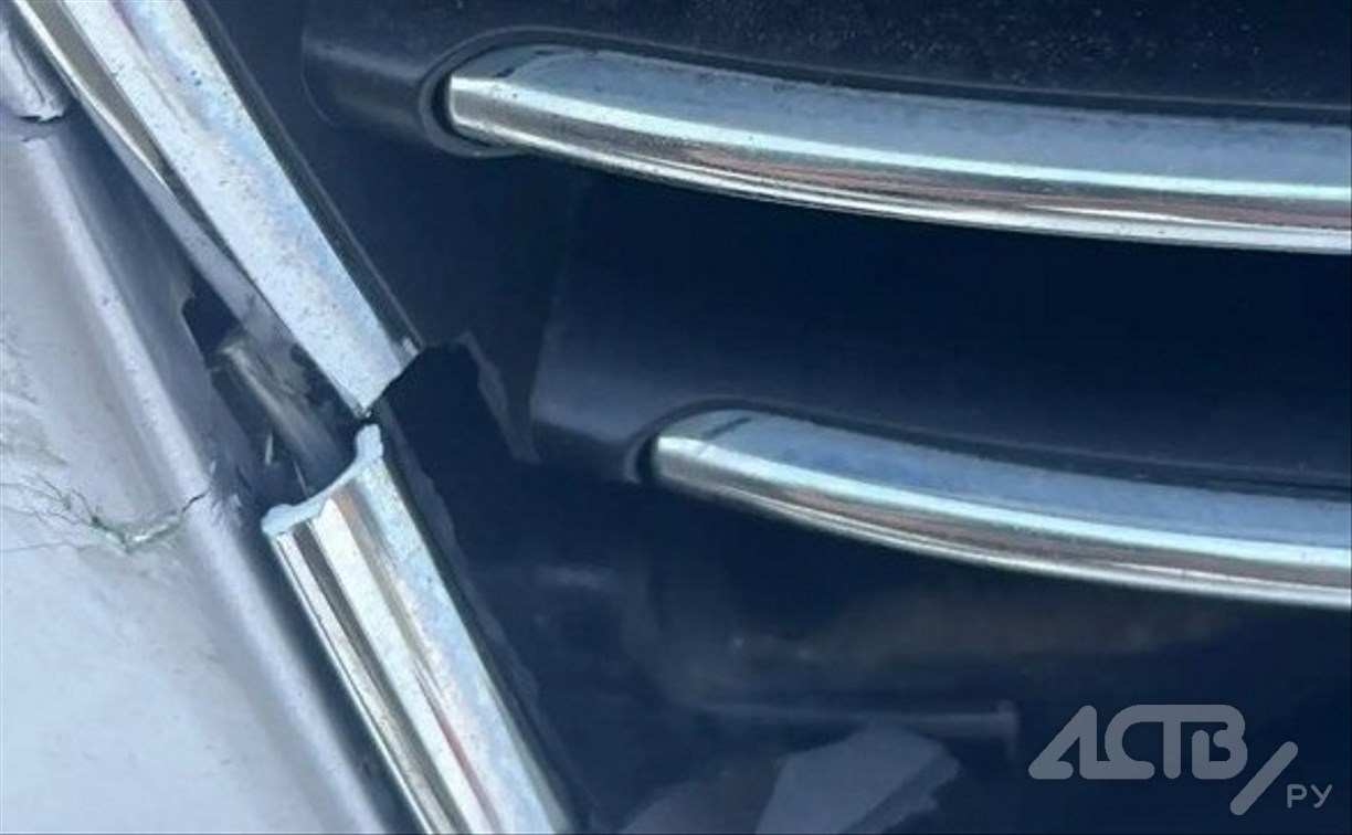 Неизвестный врезался в Volkswagen Touareg и скрылся с места ДТП в Южно-Сахалинске