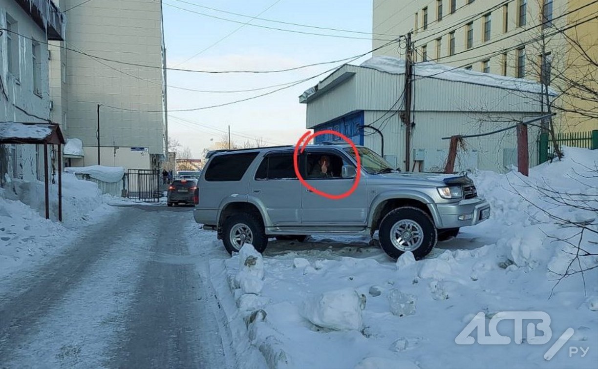 Жильцы одного из домов в Южно-Сахалинске устроили войну автохамам, но те только показывают "факи" 