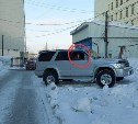 Жильцы одного из домов в Южно-Сахалинске устроили войну автохамам, но те только показывают "факи" 