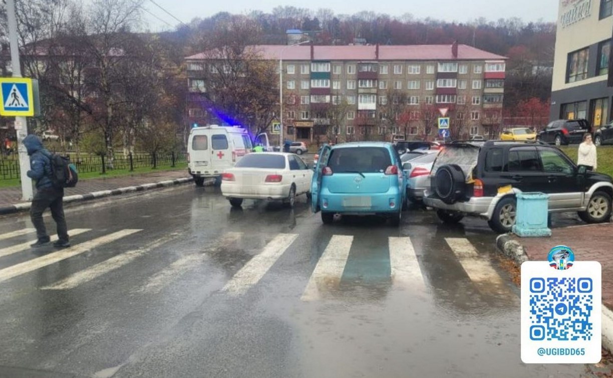 В Корсакове женщина-водитель на Toyota Porte сбила пешехода и врезалась в припаркованную машину 