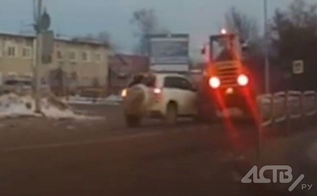 Нелепое ДТП с погрузчиком в Южно-Сахалинске попало на видео