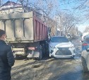 В Южно-Сахалинске ищут скрывшегося на белом Lexus RX300 виновника ДТП с самосвалом