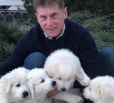 Олег Кожемяко подарил трем сахалинцам щенят