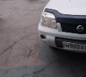 Автомобиль Nissan X-Trail "заглянул" в подъезд многоэтажки в Южно-Сахалинске