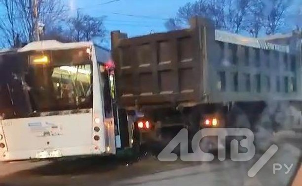 В Ново-Александровске столкнулись автобус и самосвал - видео
