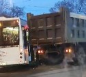 В Ново-Александровске столкнулись автобус и самосвал - видео