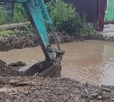 Жители Новотроицкого остались без воды: подрядчик вновь повредил трубопровод