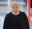 Сахалинцев просят помочь установить личность подозреваемого в краже кроссовок