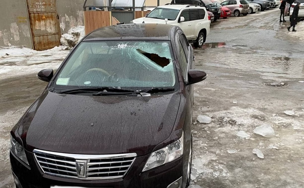 Глыба льда пробила лобовое стекло припаркованной машины в Южно-Сахалинске