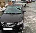 Глыба льда пробила лобовое стекло припаркованной машины в Южно-Сахалинске