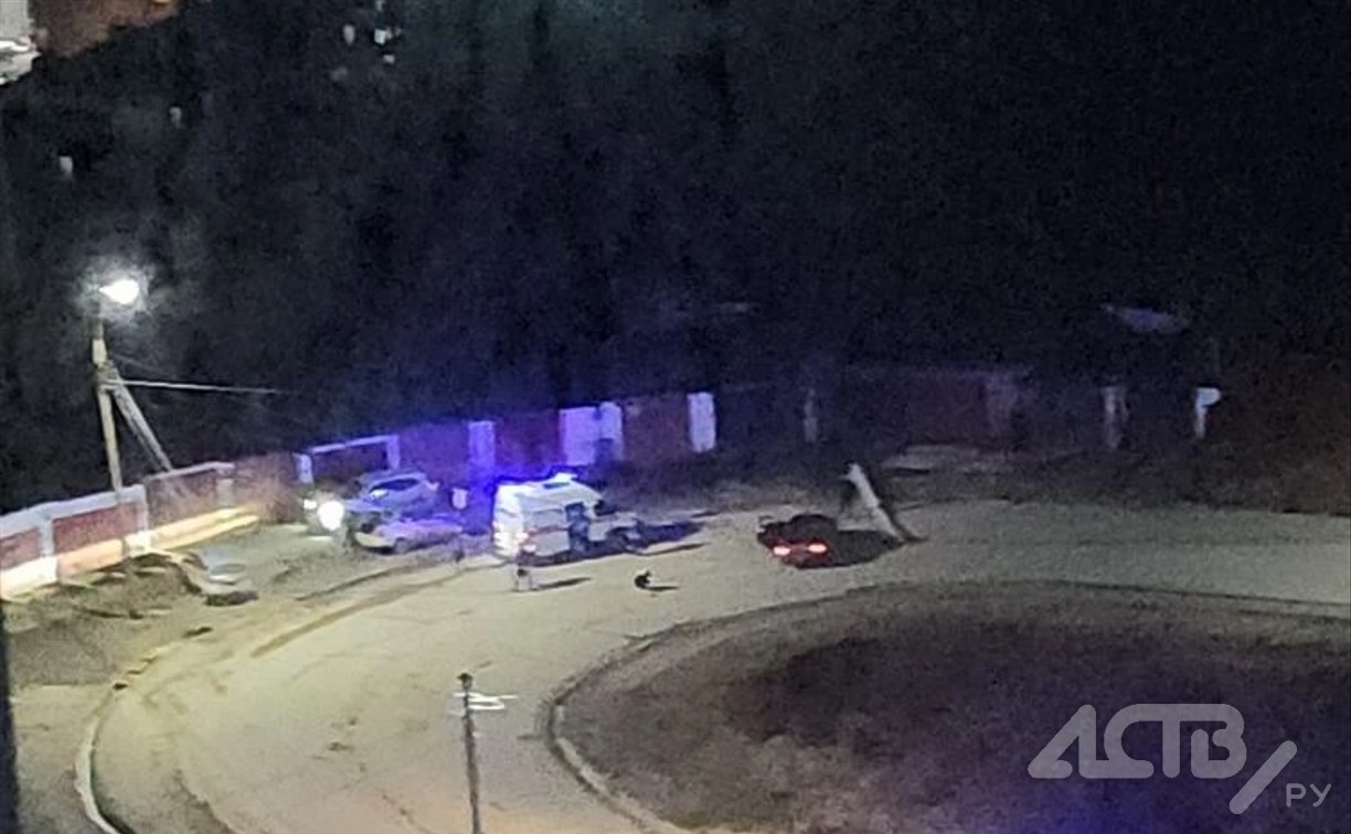 Жуткое ДТП в Холмске: автомобиль врезался в столб, и тот рухнул