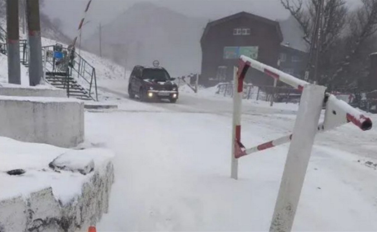 Водитель на Subaru Forester врезался в стену в Холмске: есть пострадавшие