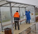 Остановочные павильоны отмывают после зимы в Южно-Сахалинске