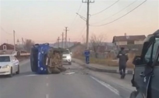 В Углегорске столкнулись микроавтобус и автомобиль "Почты России"