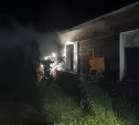 В Красной Тыми ночью полыхал заброшенный дом