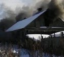 Бомжа эвакуировали при тушении дома в Южно-Сахалинске