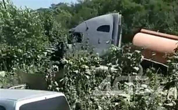 Бензовоз оказался в кустах при ДТП на юге Сахалина
