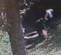 Подростки, повредившие крышку люка в Южно-Сахалинске, попали на видео 